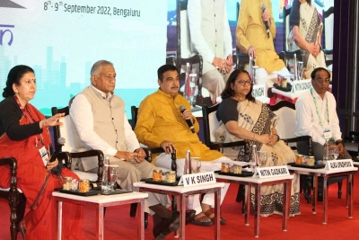 पीछे की सीटों के लिए भी सीट बेल्ट अलर्ट की जरूरत : गडकरी